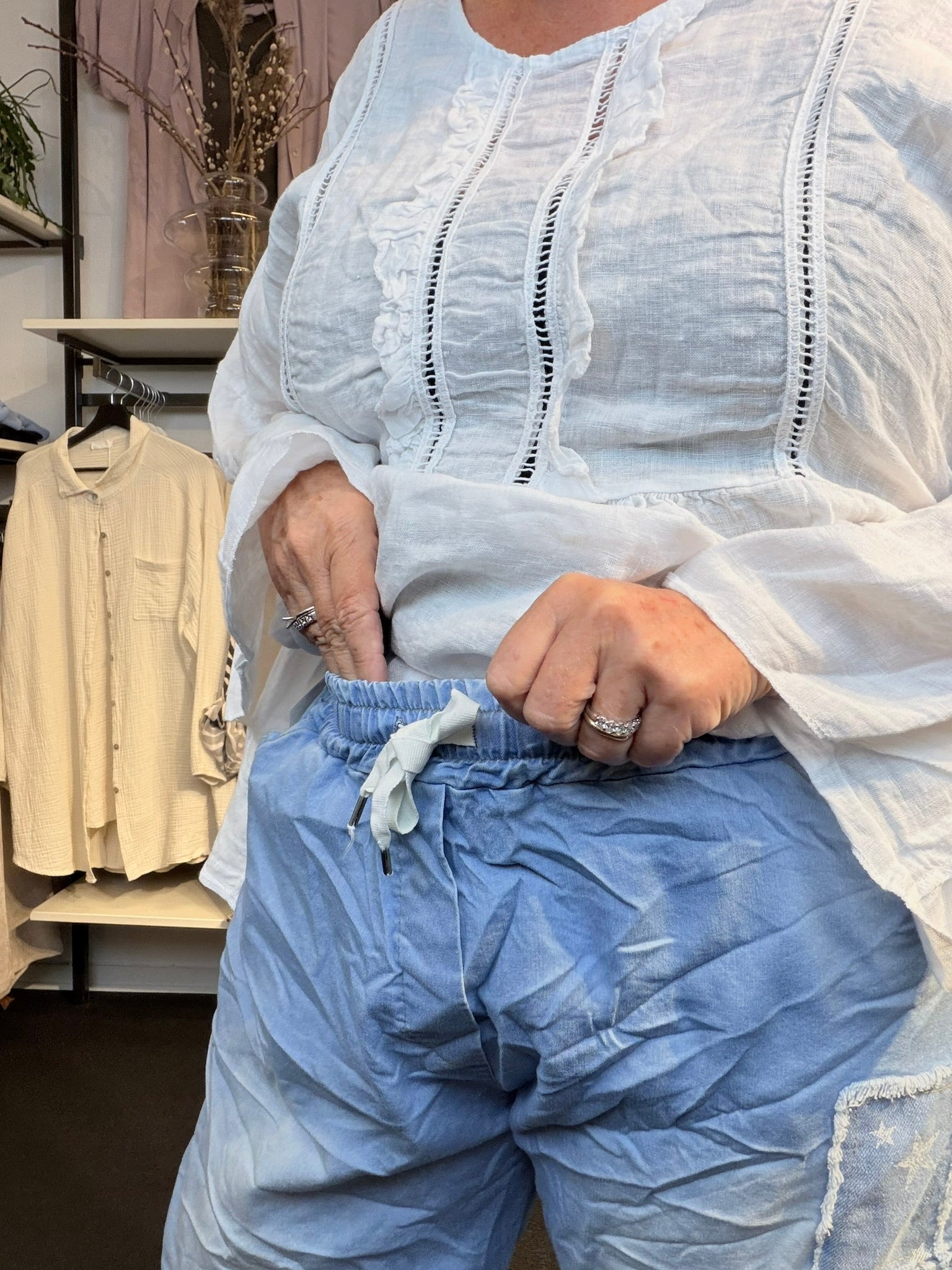 let plussize jeans elastik og bindebånd i liv  med lidt detaljer på ben.