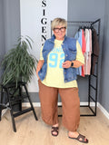 Carmakoma jeansvest til plus size kvinder med moderne pasform, designet til piger med former. Vesten er lavet i klassisk denim og har et råt, stilrent look, der er nemt at style over både kjoler, tunikaer og T-shirts. Den sidder flatterende og giver et cool lag-på-lag udtryk, perfekt til både hverdag og casual outfits.