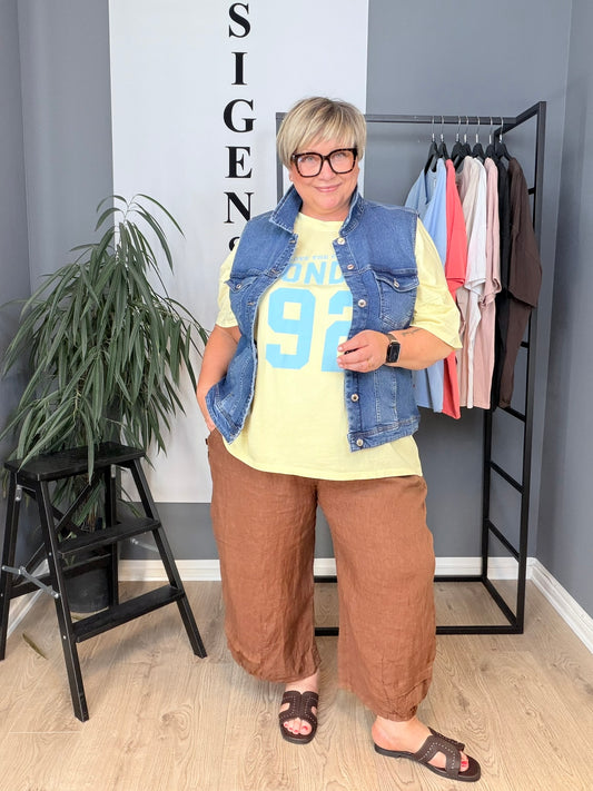 Carmakoma jeansvest til plus size kvinder med moderne pasform, designet til piger med former. Vesten er lavet i klassisk denim og har et råt, stilrent look, der er nemt at style over både kjoler, tunikaer og T-shirts. Den sidder flatterende og giver et cool lag-på-lag udtryk, perfekt til både hverdag og casual outfits.