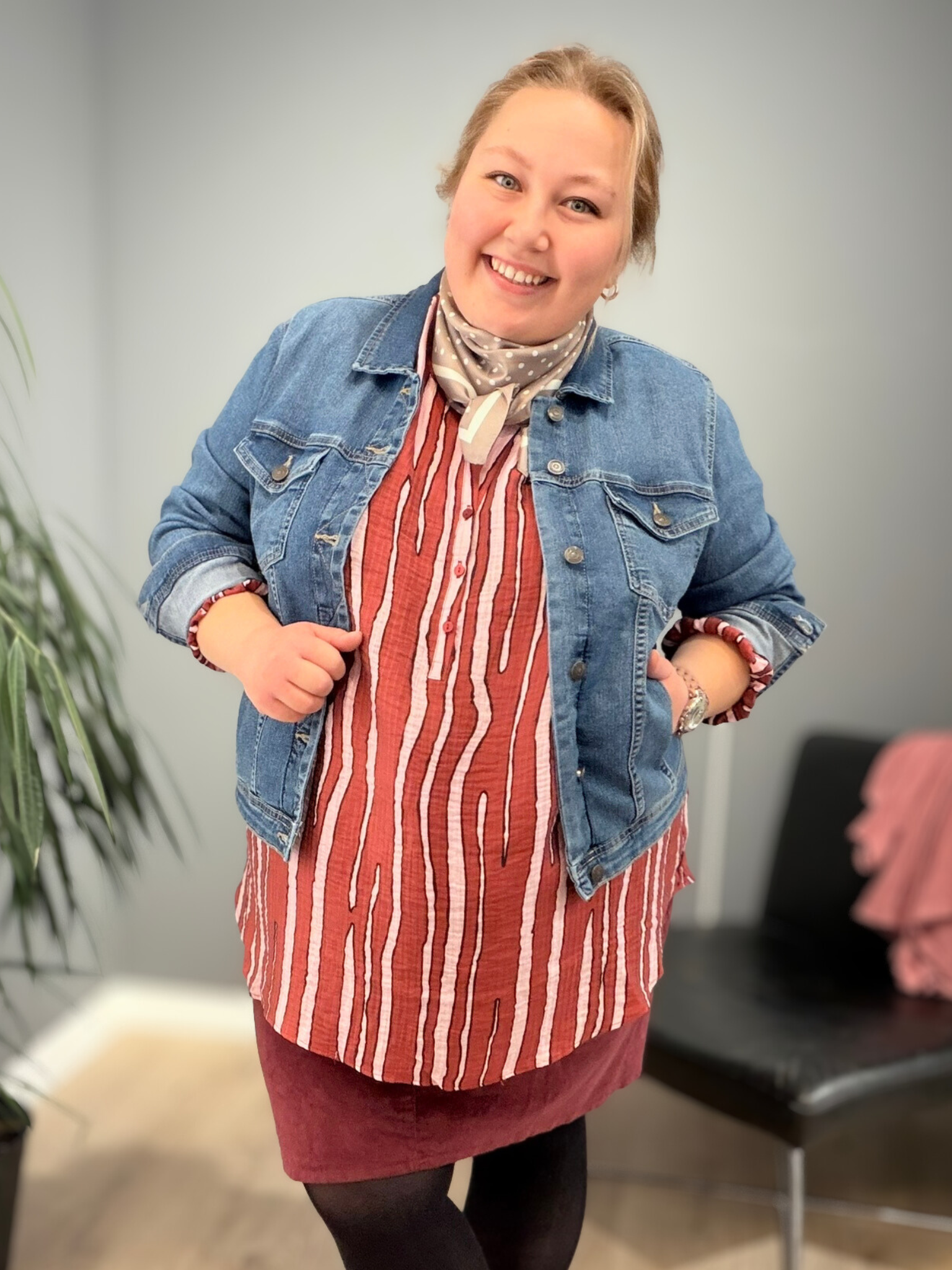 Plus size jeans jakke med masser af stræk. Den er fra Only Carmakoma og går fra en str. 42 til str. 54.