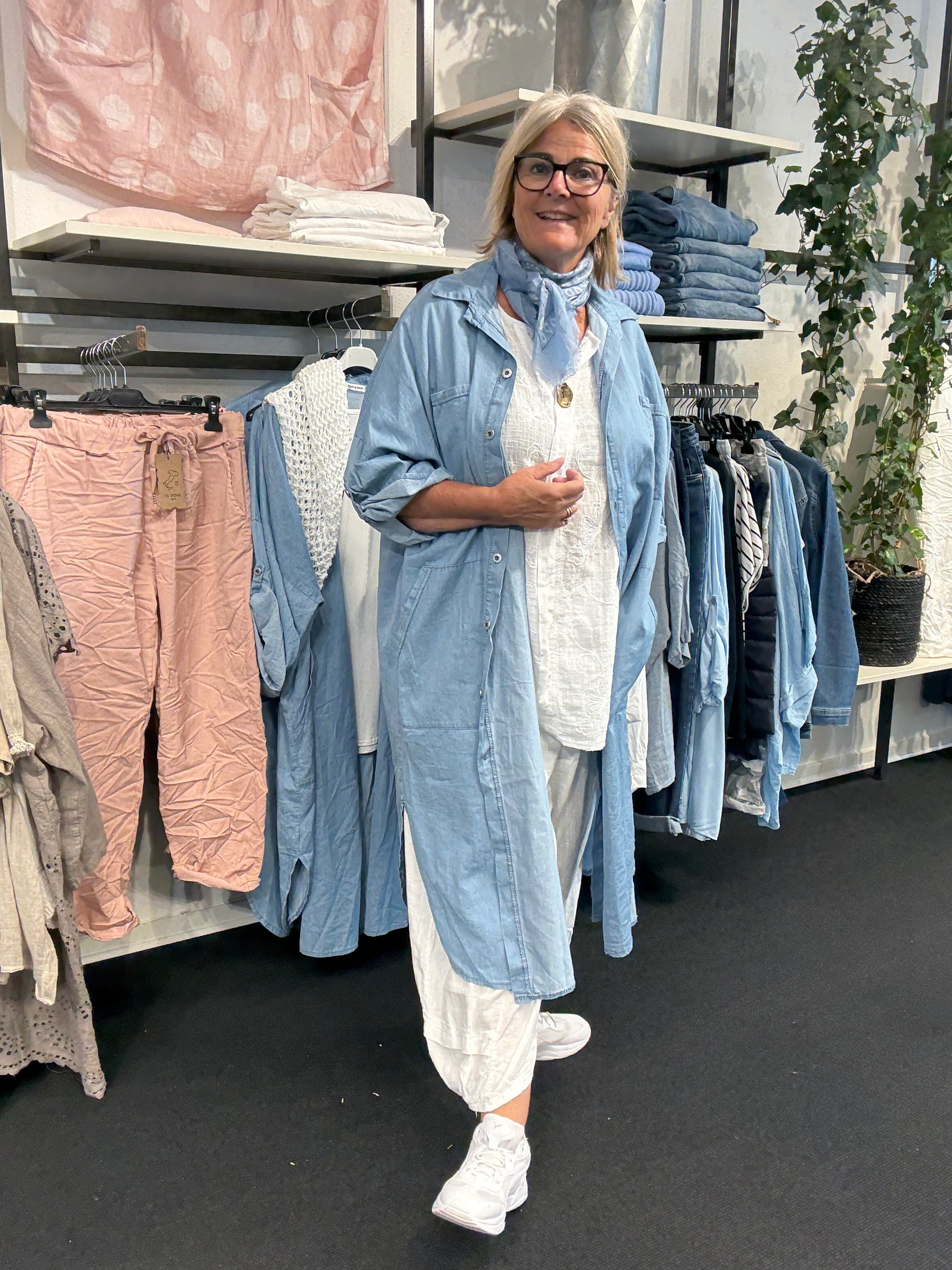 Lang jeans skjorte gennemknappet store størrelser fra sigensgaard