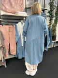 Lang jeans skjorte gennemknappet store størrelser fra sigensgaard