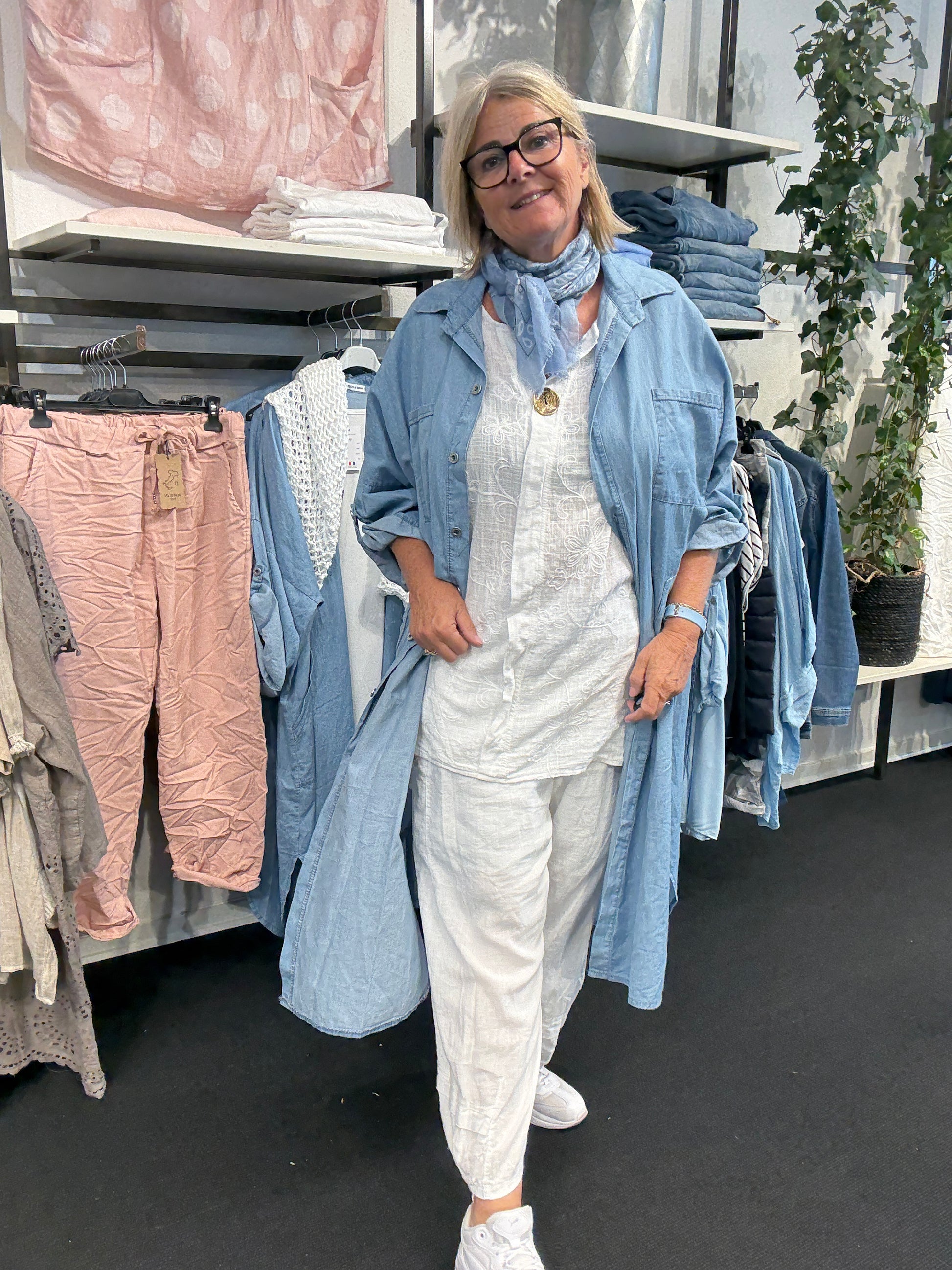 Lang jeans skjorte gennemknappet store størrelser fra sigensgaard