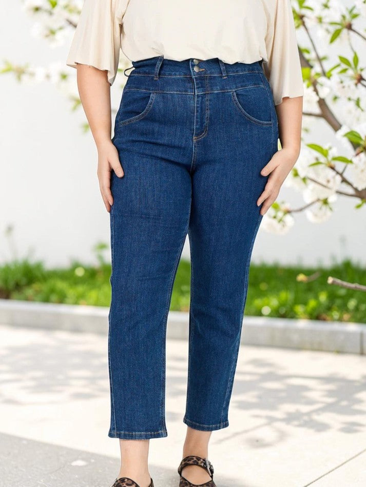 Smart jeans med flotte detaljer. De går fra en str. 42 til og med en str. 58. De er fra Wasabi Concept, og kan bruges til både hverdagsbrug og fest.