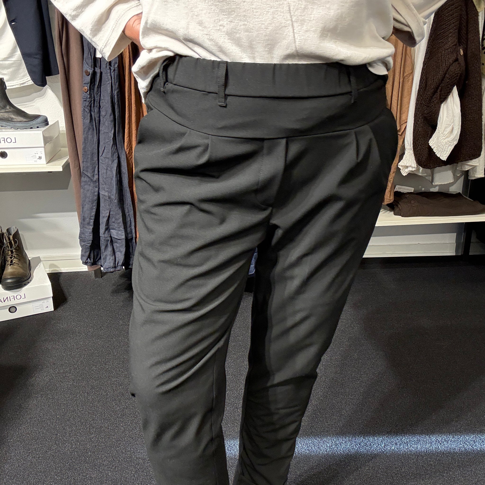 Jia plus size buks dejlig plads oer mave og med de smalle ben.