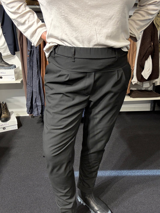 Jia plus size buks dejlig plads oer mave og med de smalle ben.