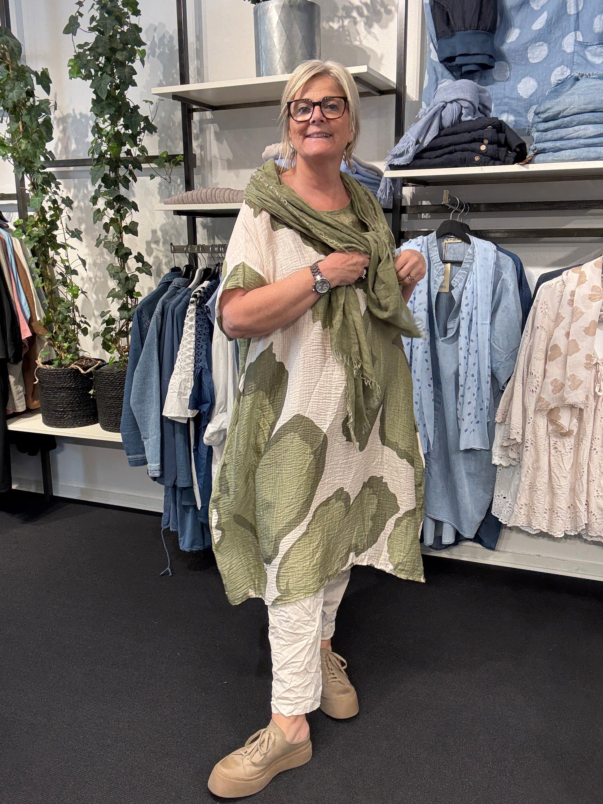 Jill mønstret lang kjole som er fra sigensgaard til pluspiger med lommer
