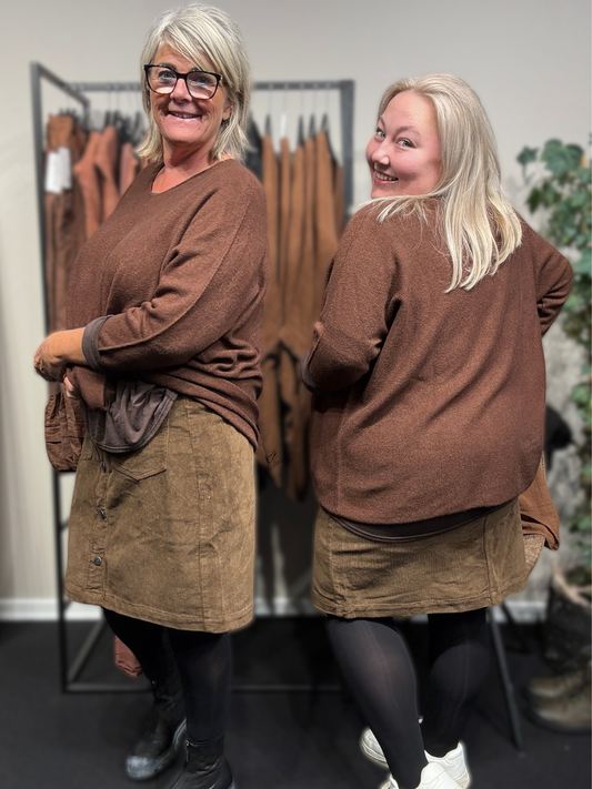 Smart plussize  fløjls kort nederdel fra only carmakoma vinter nederdel i den flotte camel farve,elastik i liv bagpå som gør den flexibel i livvidde.