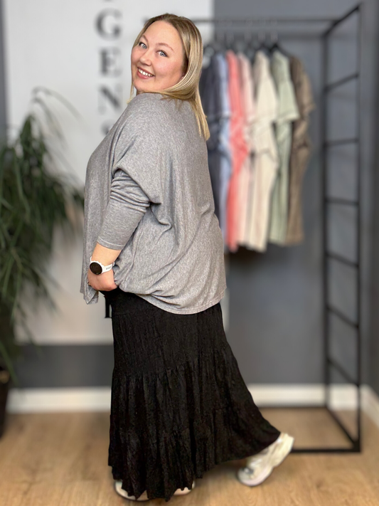 Smart maxi nederdel til plus size. Den er i den lækreste viskose kvalitet, og så går nederdelen ud i en flot a-facon.