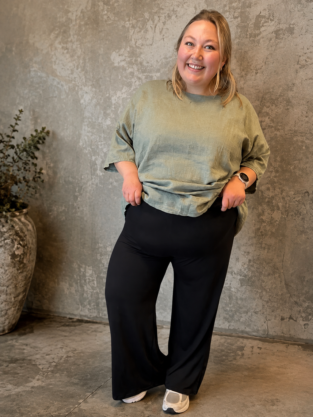 Kammi viddebuks fra Sigensgaard er lavet til plus size kvinder der ønsker en bred buks med masser af stræk i, som samtidig er i en blød kvalitet.