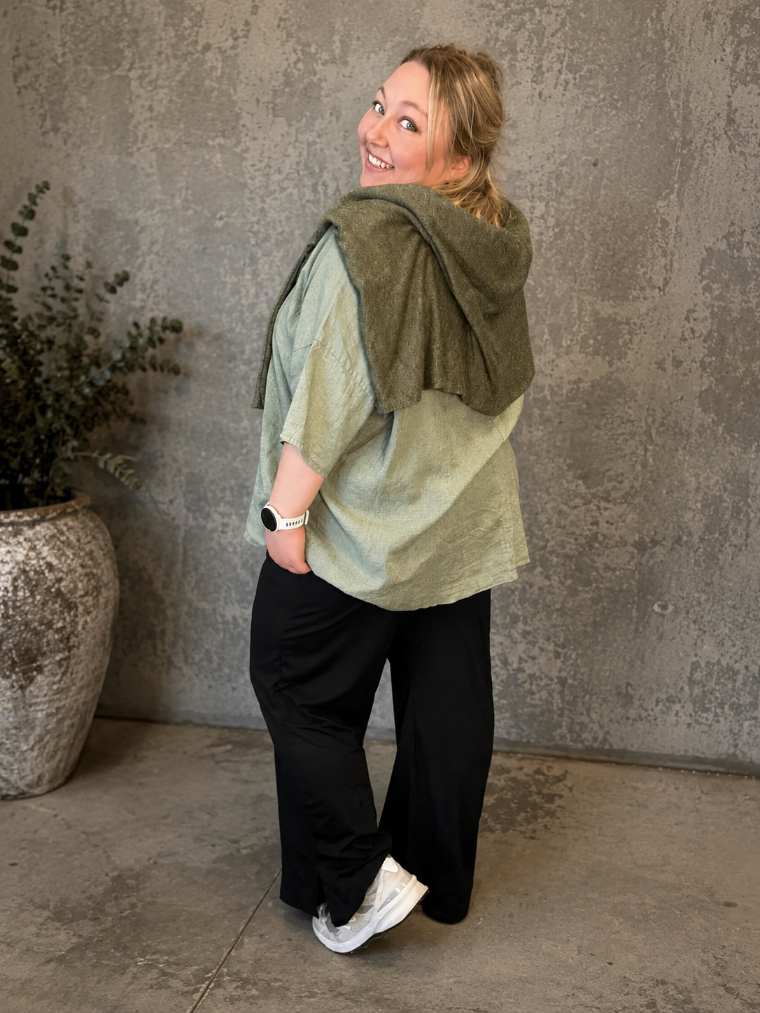 Kammi viddebuks fra Sigensgaard er lavet til plus size kvinder der ønsker en bred buks med masser af stræk i, som samtidig er i en blød kvalitet.