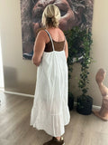 En lang kjole du vil elske hele sommeren. Den er til plus size kvinden som elsker en god maxi-kjole med blonder. 
