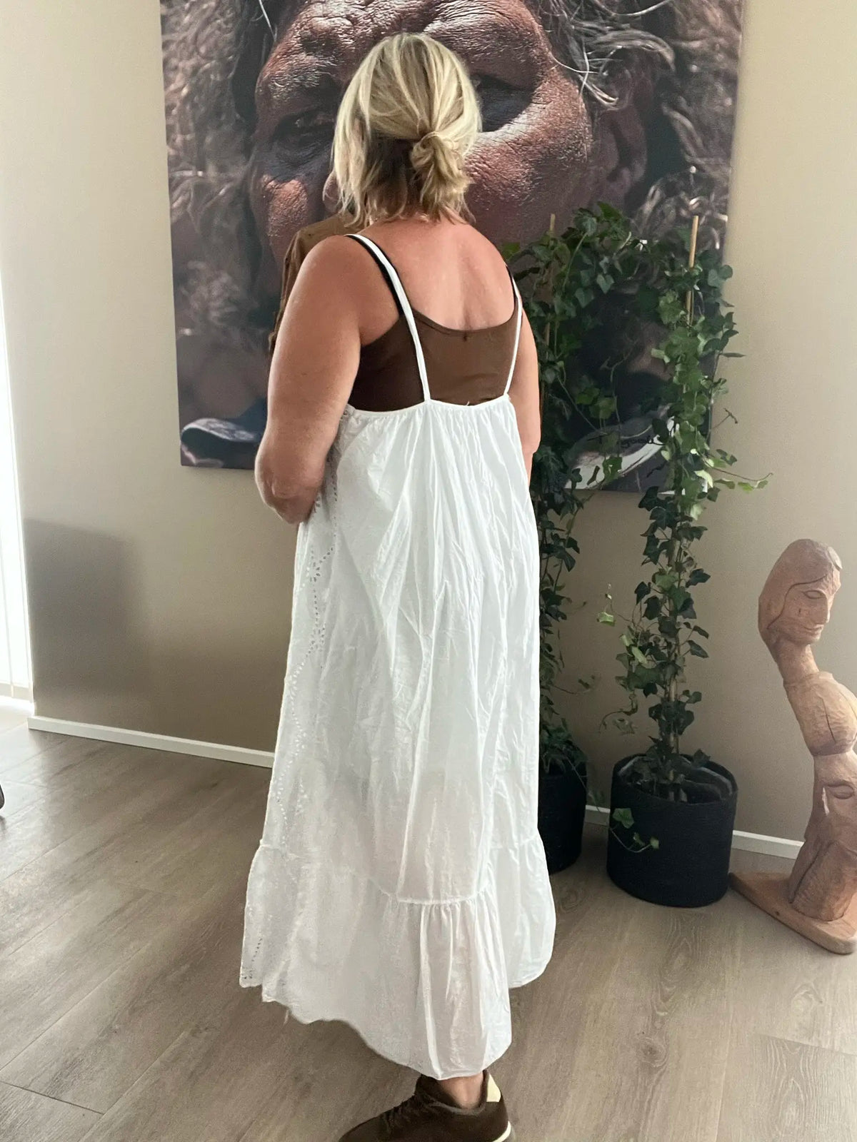 En lang kjole du vil elske hele sommeren. Den er til plus size kvinden som elsker en god maxi-kjole med blonder. 
