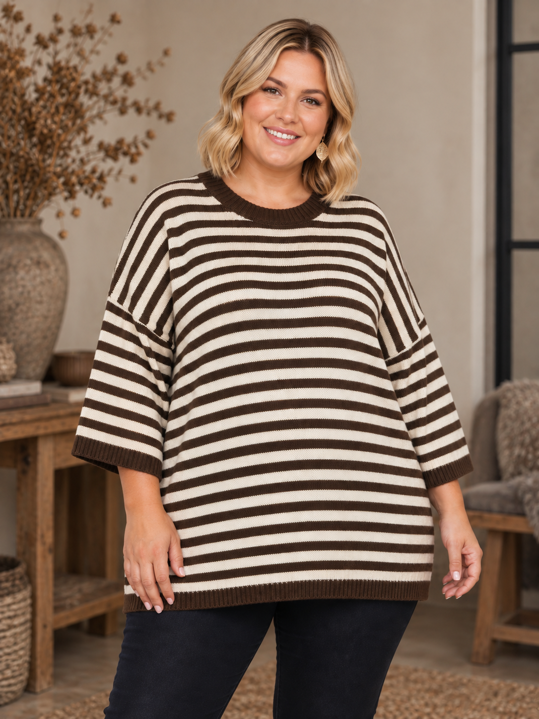 En strik bluse med striber som er fantastisk med lag-på-lag. En efterårsfavorit til plus size kvinden. 

Billedet er AI-genereret.