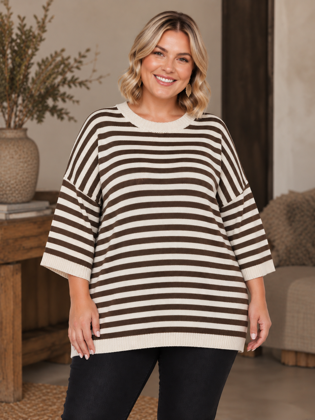 En strik bluse med striber som er fantastisk med lag-på-lag. En efterårsfavorit til plus size kvinden. 

Billedet er AI-genereret.