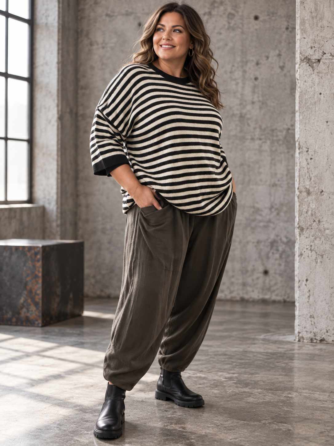En strik bluse med striber som er fantastisk med lag-på-lag. En efterårsfavorit til plus size kvinden. 

Billedet er AI-genereret.