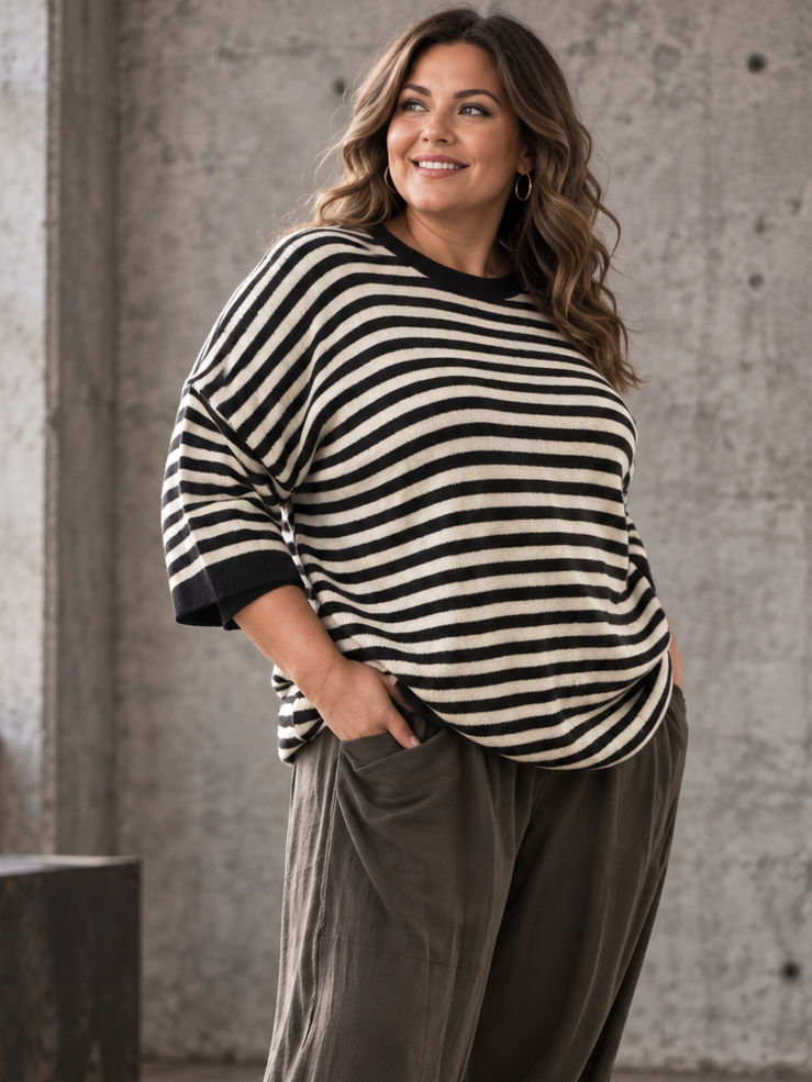 En strik bluse med striber som er fantastisk med lag-på-lag. En efterårsfavorit til plus size kvinden. 

Billedet er AI-genereret.