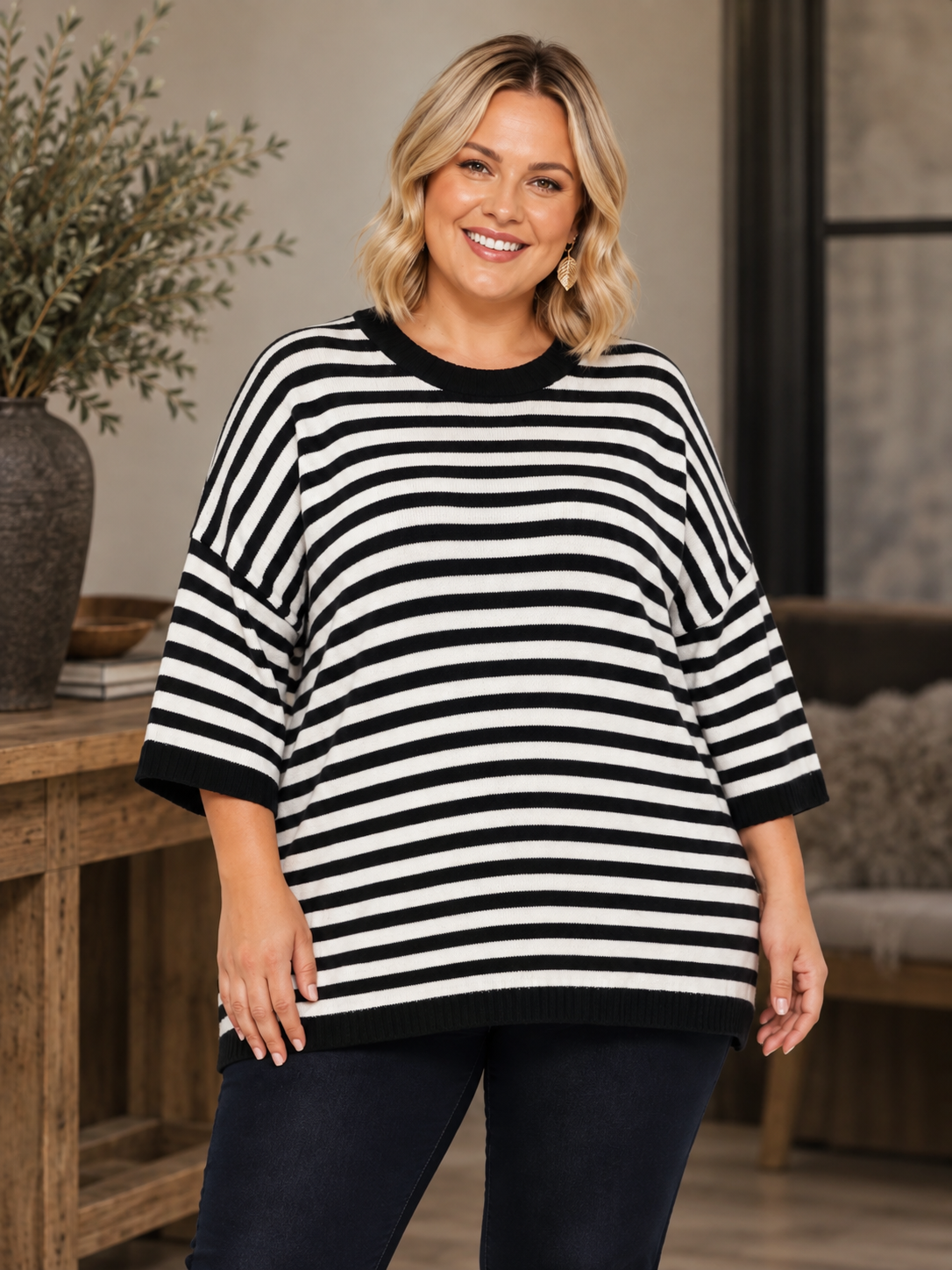 En strik bluse med striber som er fantastisk med lag-på-lag. En efterårsfavorit til plus size kvinden. 

Billedet er AI-genereret.