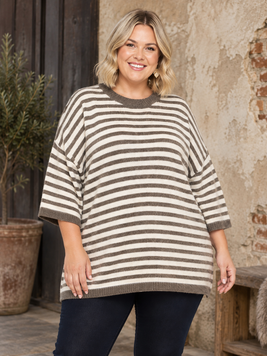 En strik bluse med striber som er fantastisk med lag-på-lag. En efterårsfavorit til plus size kvinden. 

Billedet er AI-genereret.