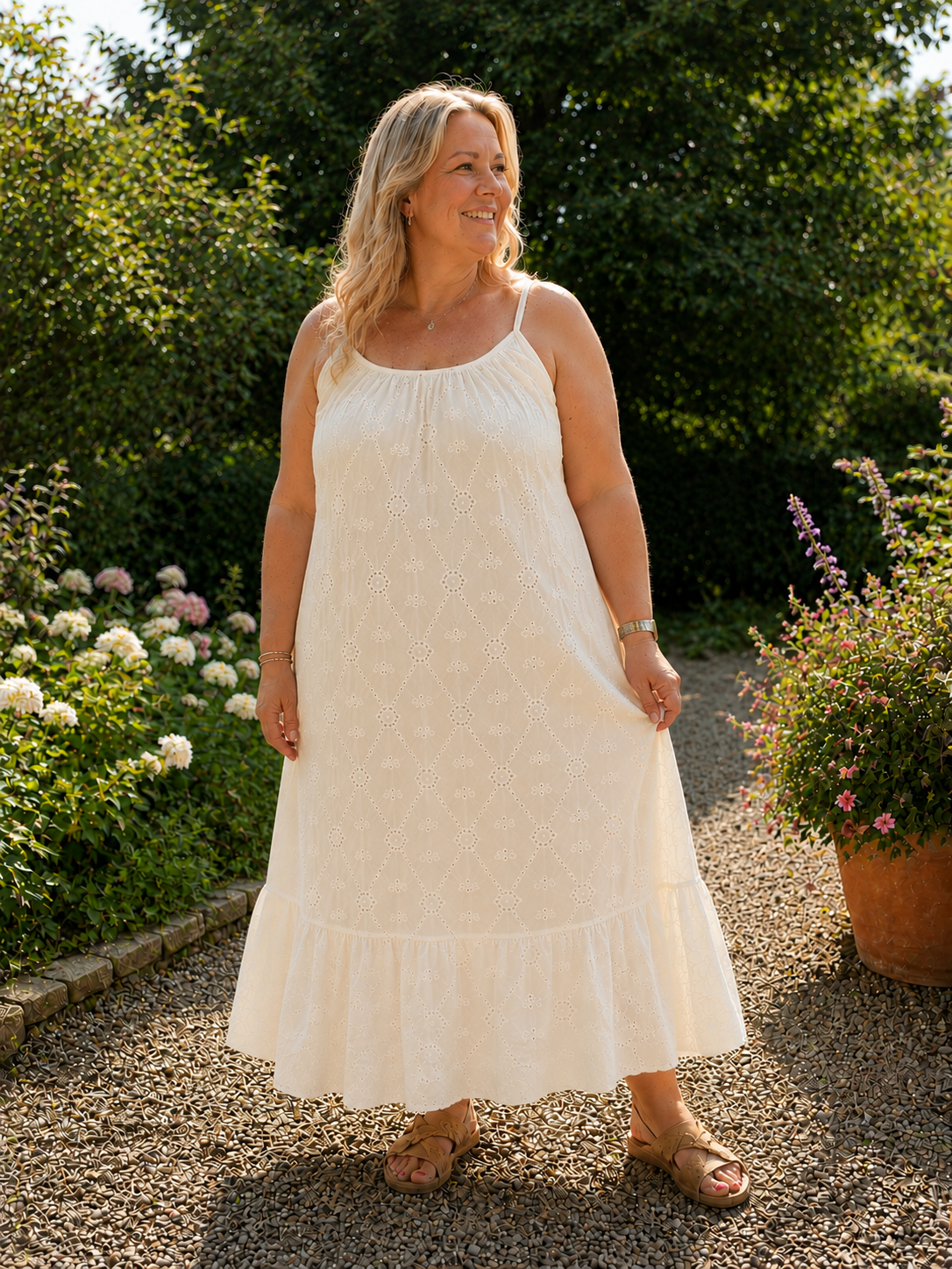 En lang kjole du vil elske hele sommeren. Den er til plus size kvinden som elsker en god maxi-kjole med blonder. 

Billedet er genereret vha. AI