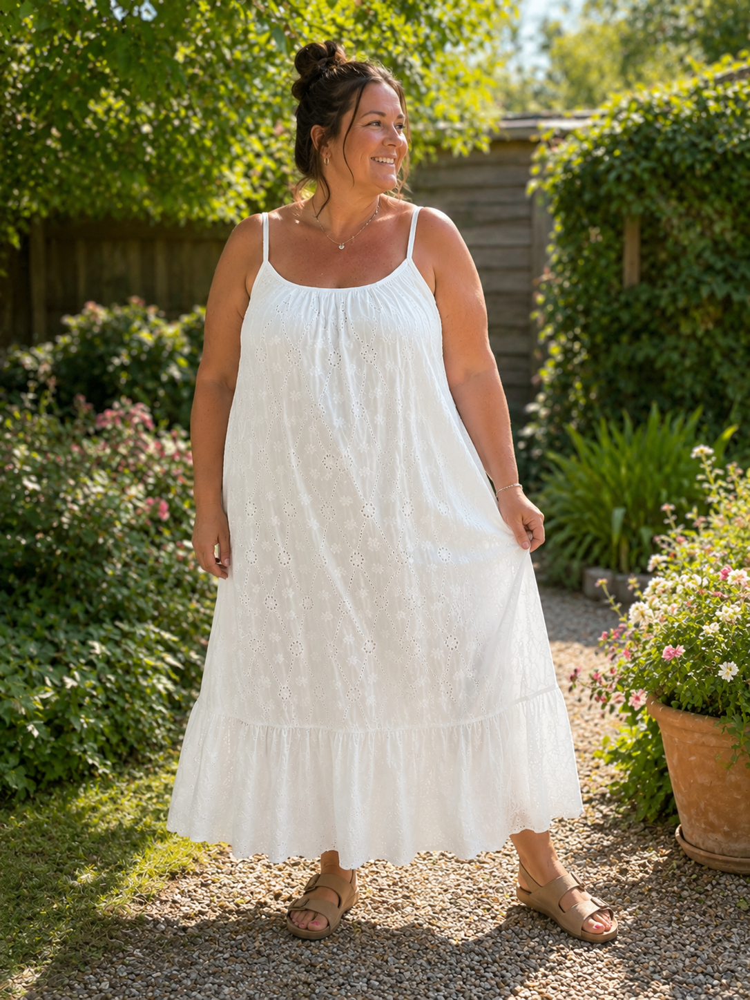 En lang kjole du vil elske hele sommeren. Den er til plus size kvinden som elsker en god maxi-kjole med blonder. 

Billedet er genereret vha. AI