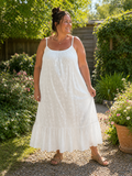 En lang kjole du vil elske hele sommeren. Den er til plus size kvinden som elsker en god maxi-kjole med blonder. 

Billedet er genereret vha. AI