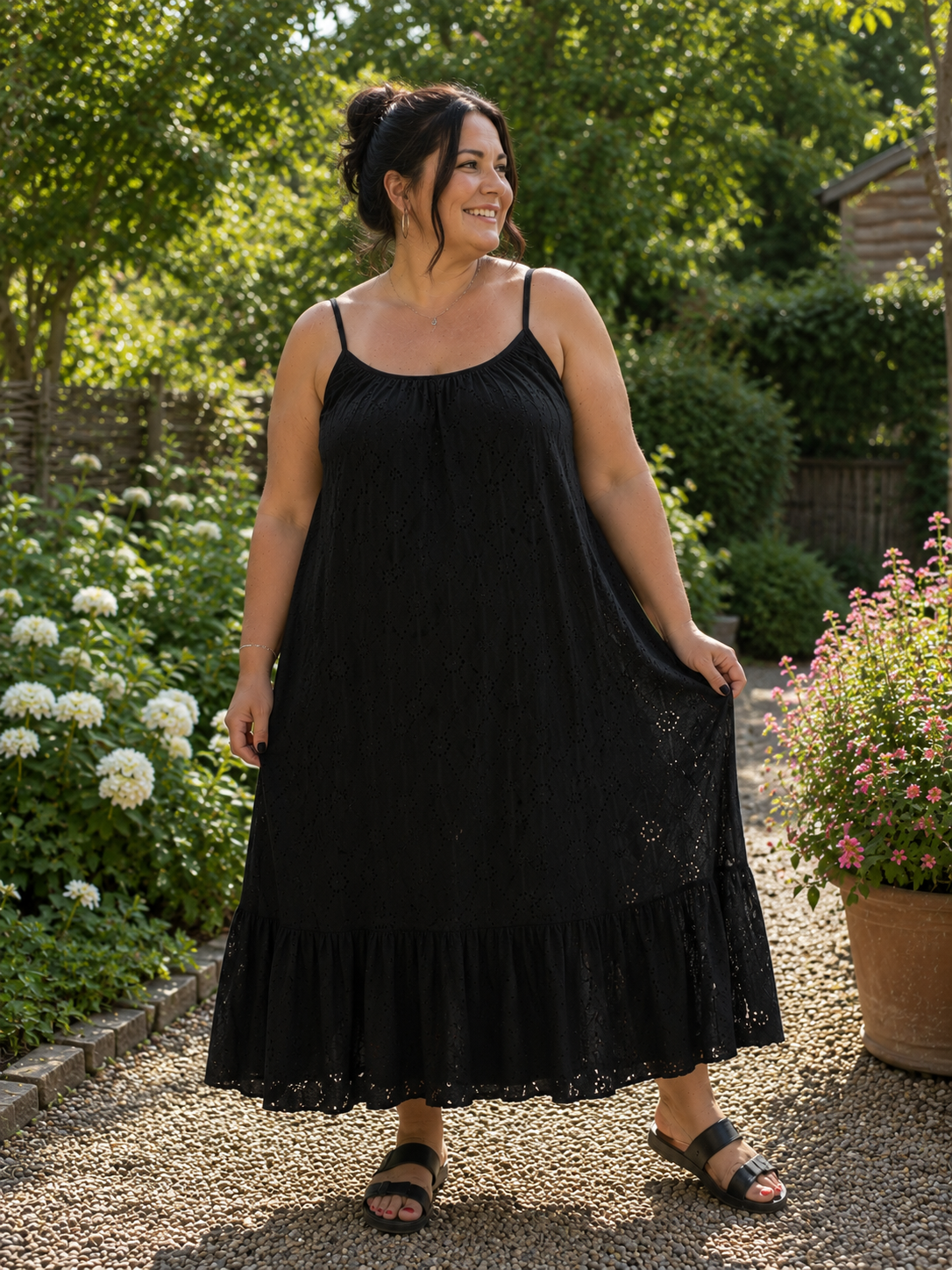 En lang kjole du vil elske hele sommeren. Den er til plus size kvinden som elsker en god maxi-kjole med blonder. 

Billedet er genereret vha. AI