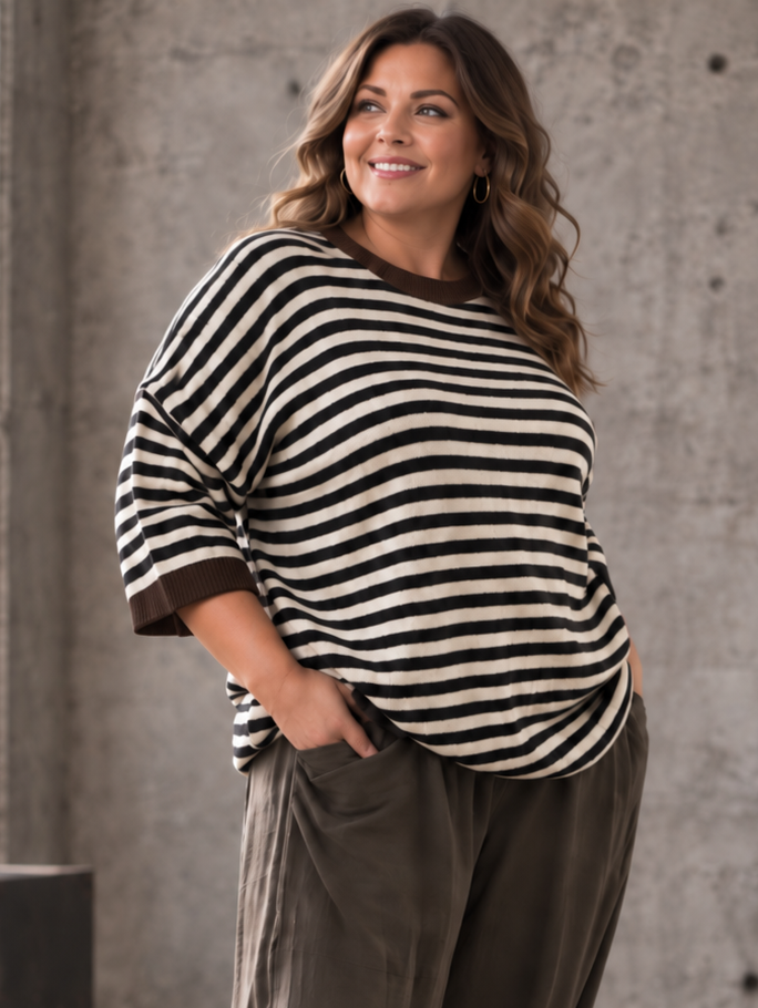 En strik bluse med striber som er fantastisk med lag-på-lag. En efterårsfavorit til plus size kvinden. 

Billedet er AI-genereret.