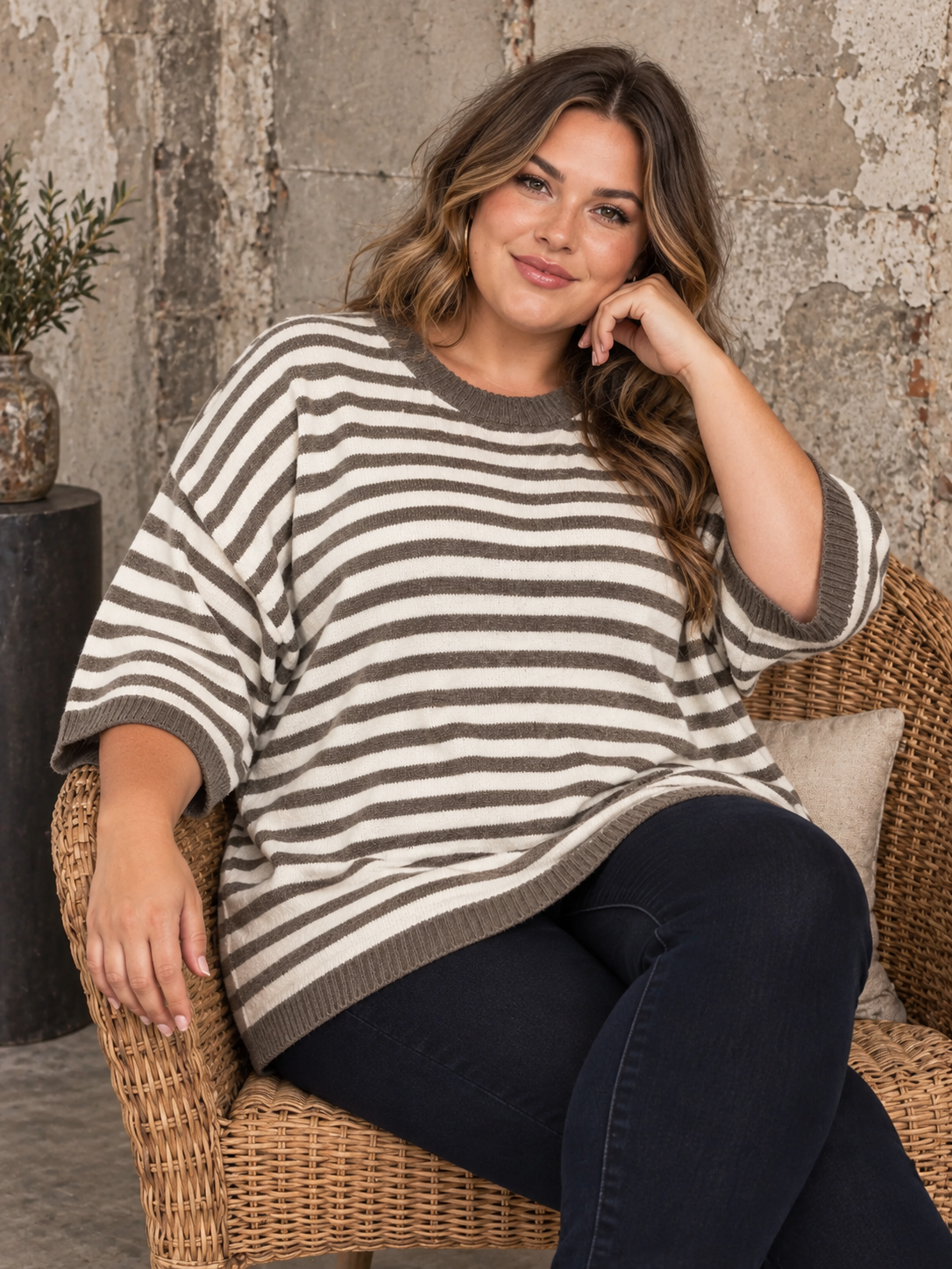 En strik bluse med striber som er fantastisk med lag-på-lag. En efterårsfavorit til plus size kvinden. 

Billedet er AI-genereret.