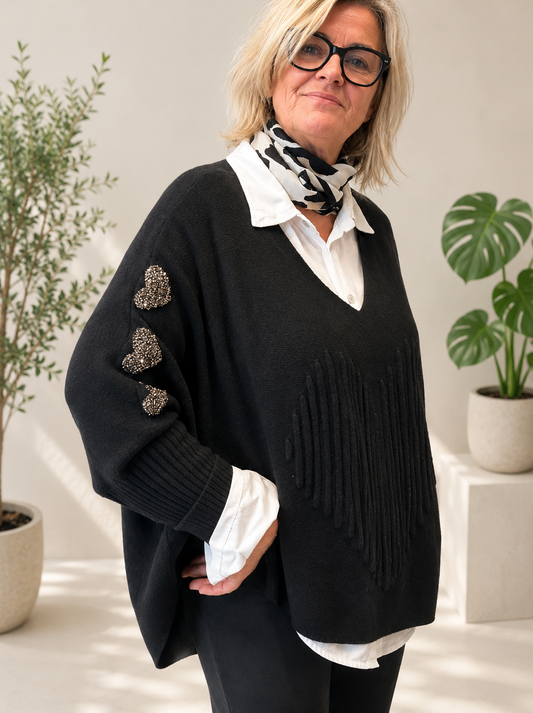 Smart strik med mange flotte detaljer. Denne model har et godt brystmål og er specielt god til plus size pigerne.