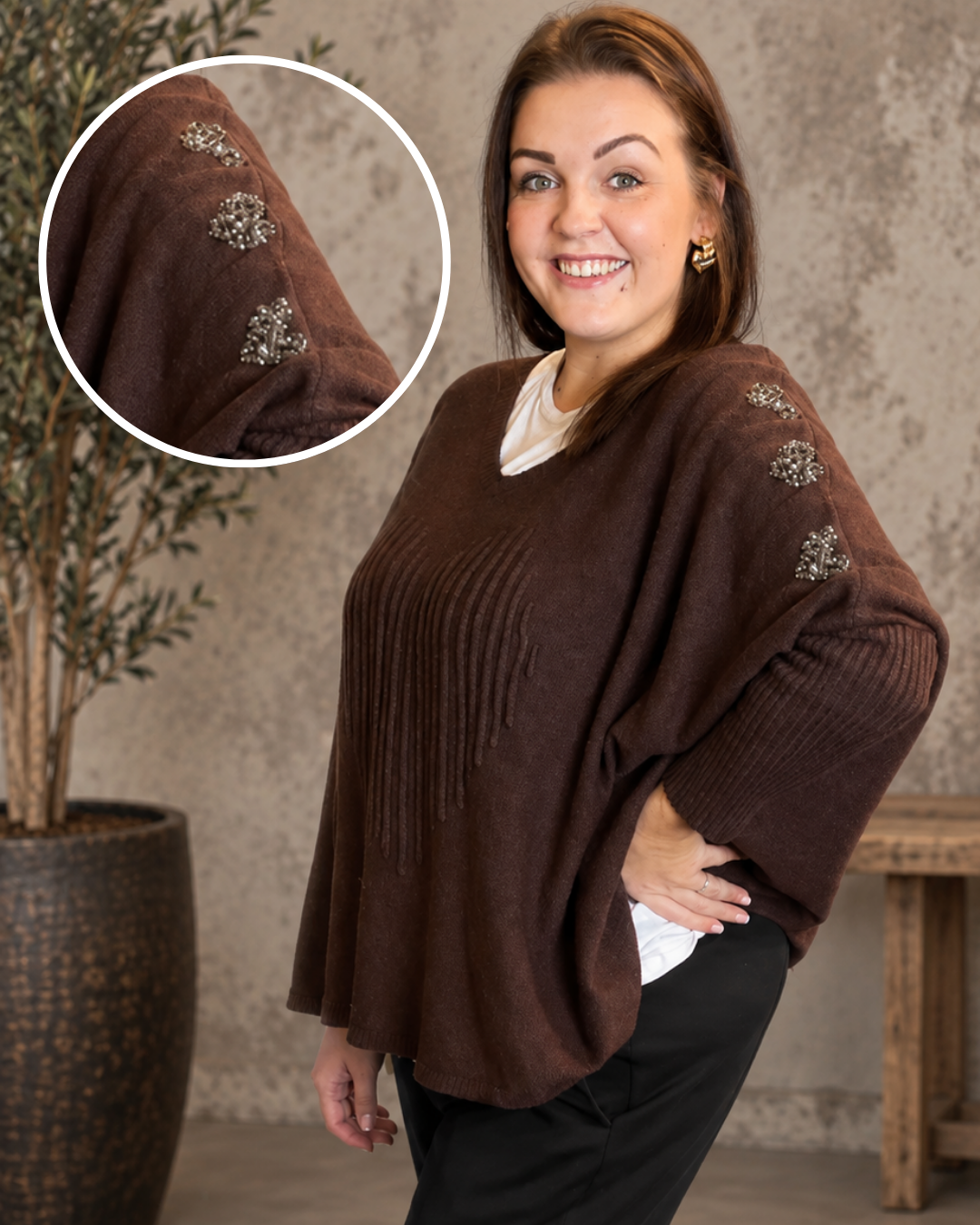 Smart strik med mange flotte detaljer. Denne model har et godt brystmål og er specielt god til plus size pigerne.