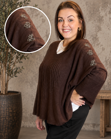 Smart strik med mange flotte detaljer. Denne model har et godt brystmål og er specielt god til plus size pigerne.