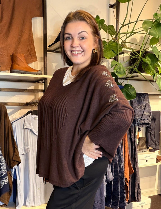 Smart strik med mange flotte detaljer. Denne model har et godt brystmål og er specielt god til plus size pigerne.