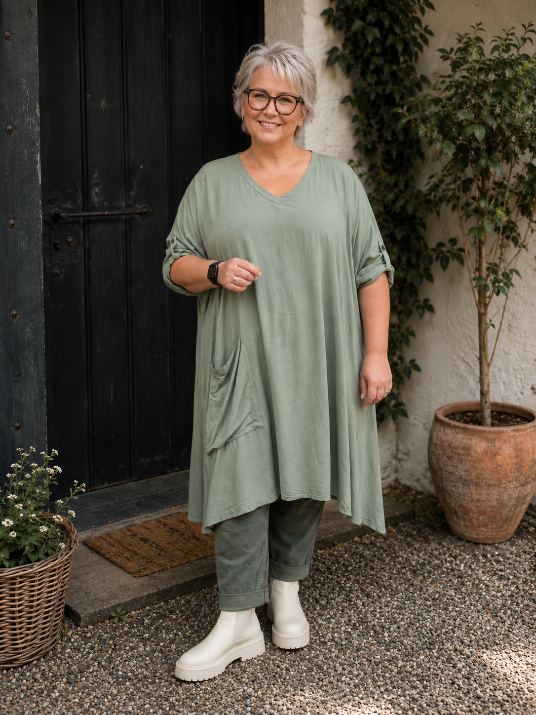 Kirsten kjolen er en kjole du vil elske i garderoben. En af dem du rækker ud efter fordi du bare ved den sidder flot og er behagelig. Den er designet med omtanke for den kurvede kvindekrop. 

Billedet er genereret vha. AI.