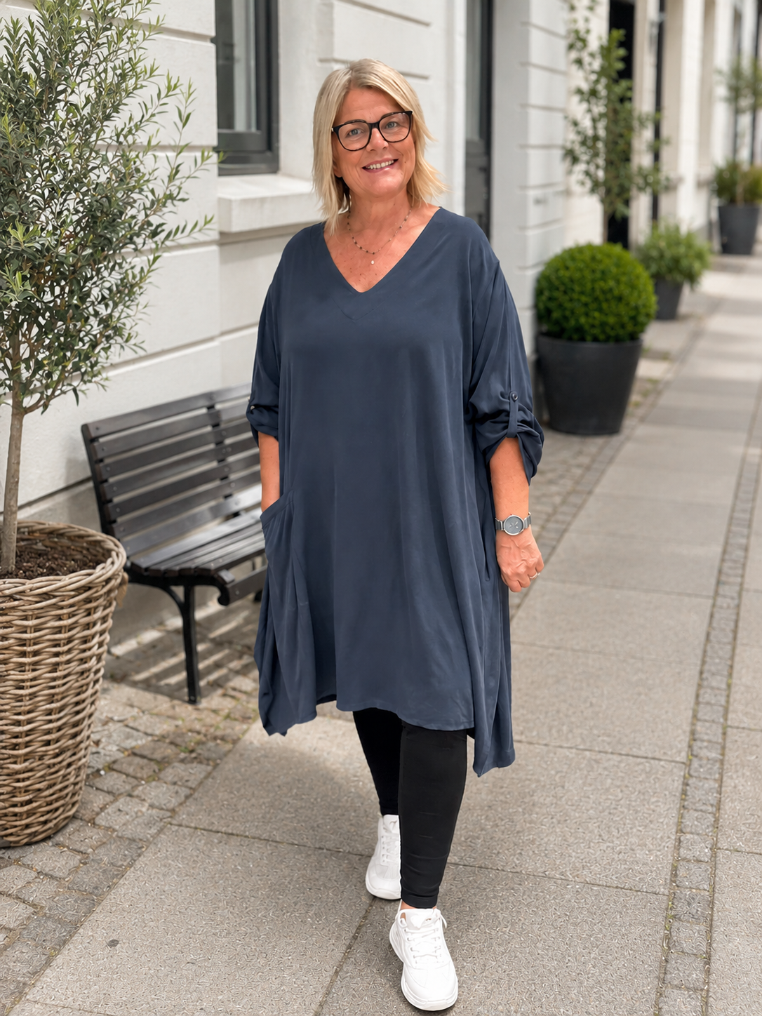 Kirsten kjolen er en kjole du vil elske i garderoben. En af dem du rækker ud efter fordi du bare ved den sidder flot og er behagelig. Den er designet med omtanke for den kurvede kvindekrop. 

Billedet er genereret vha. AI.