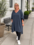 Kirsten kjolen er en kjole du vil elske i garderoben. En af dem du rækker ud efter fordi du bare ved den sidder flot og er behagelig. Den er designet med omtanke for den kurvede kvindekrop. 

Billedet er genereret vha. AI.