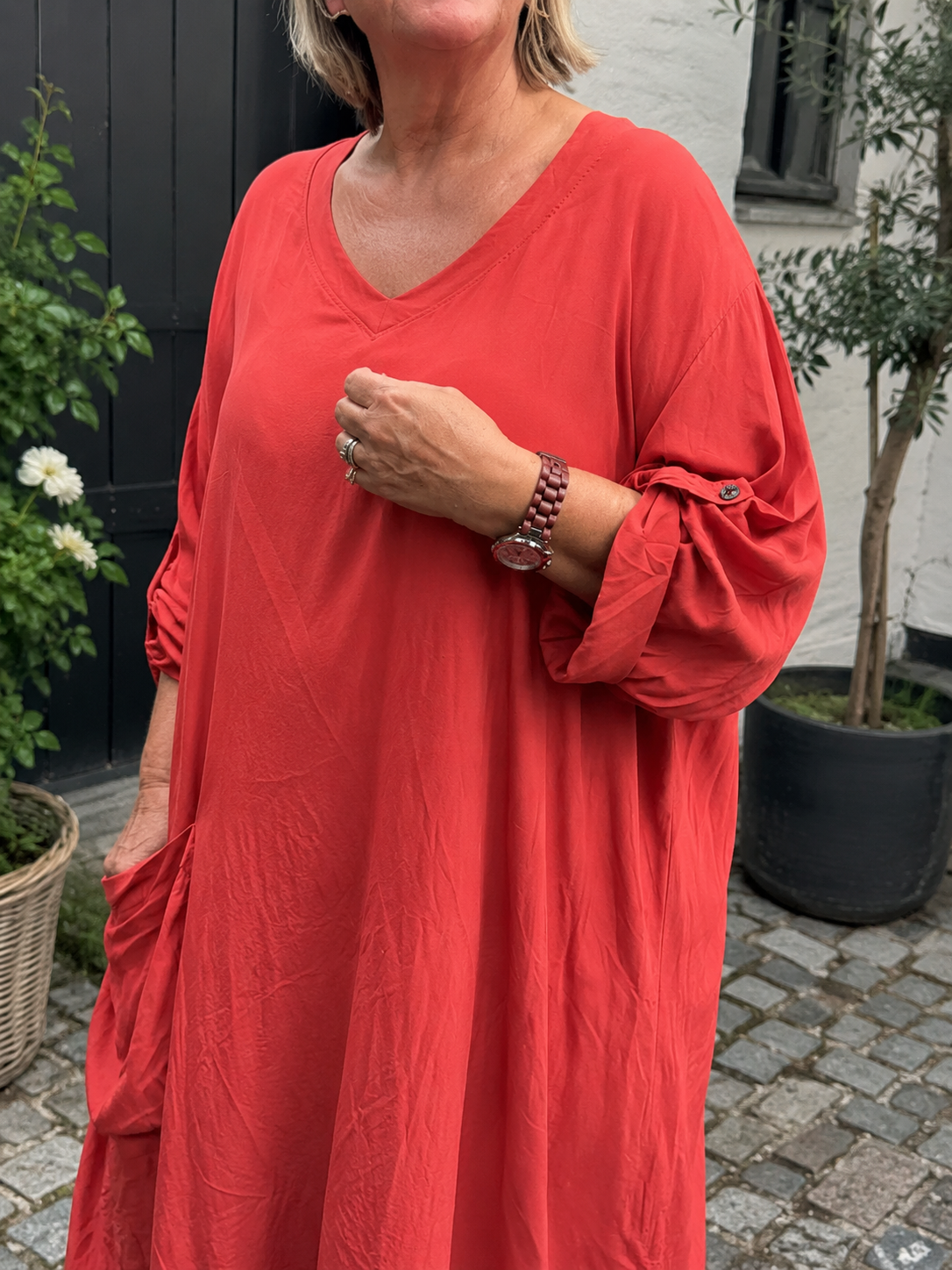 Kirsten kjolen er en kjole du vil elske i garderoben. En af dem du rækker ud efter fordi du bare ved den sidder flot og er behagelig. Den er designet med omtanke for den kurvede kvindekrop. 

Billedet er genereret vha. AI.