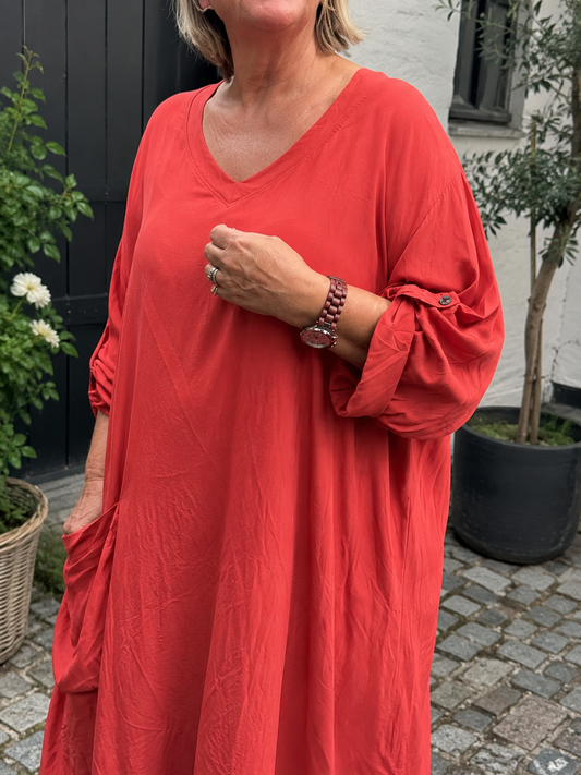 Kirsten kjolen er en kjole du vil elske i garderoben. En af dem du rækker ud efter fordi du bare ved den sidder flot og er behagelig. Den er designet med omtanke for den kurvede kvindekrop. 

Billedet er genereret vha. AI.