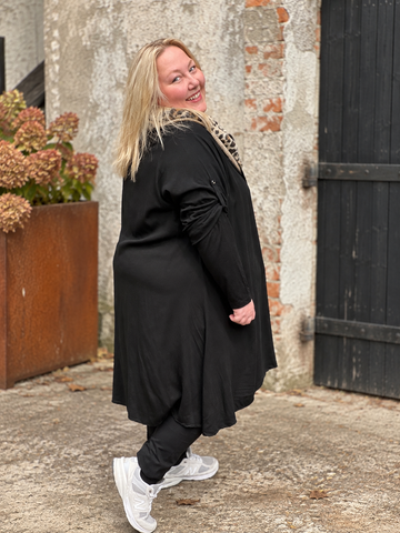 Kirsten plussiz kjole i a-facon i flot pasform dejlig blød kvalitet,Kirsten fåes som regel i flere farver da denne er en facon vi har året rundt.