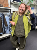 Kaia vest til kvinder – tidløs vest med elegant pasform og moderne look.”
“Limegrøn plus size vest til kvinder – moderne vest med god pasform.”
