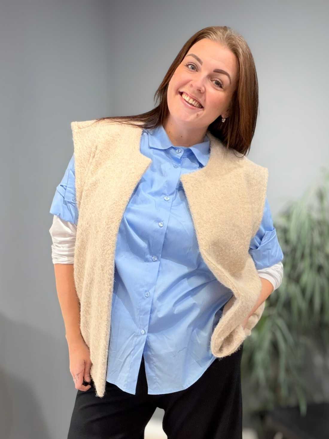 “Kaia vest i minimalistisk design med rene linjer, blød struktur og afslappet pasform.”