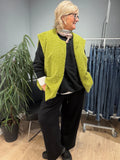 Kaia plussize vest her ses den i lime sammen med sort 
