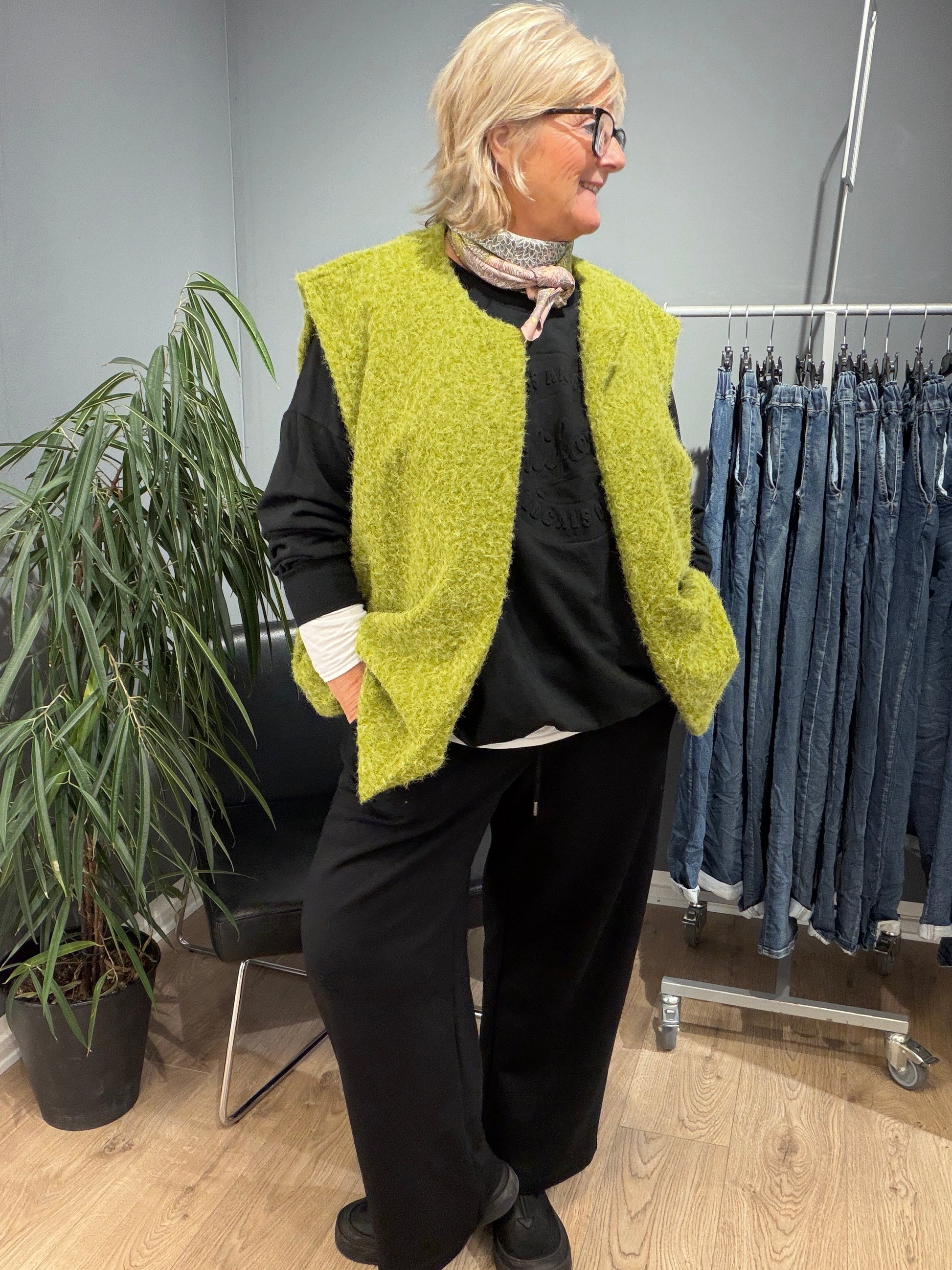 Kaia plussize vest her ses den i lime sammen med sort 