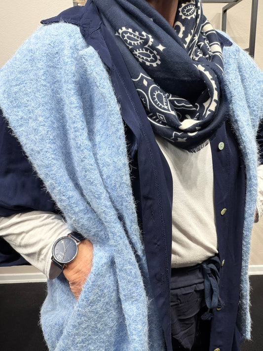 “Kaia vest i minimalistisk design med rene linjer, blød struktur og afslappet pasform.”