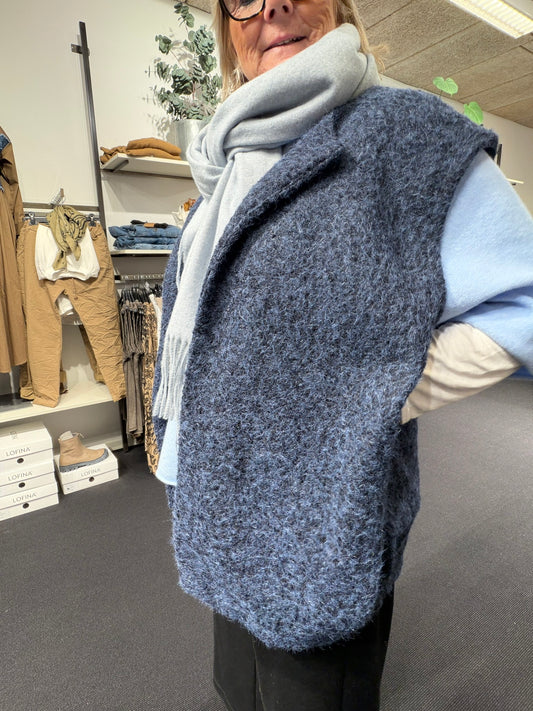 “Kaia vest i minimalistisk design med rene linjer, blød struktur og afslappet pasform.”