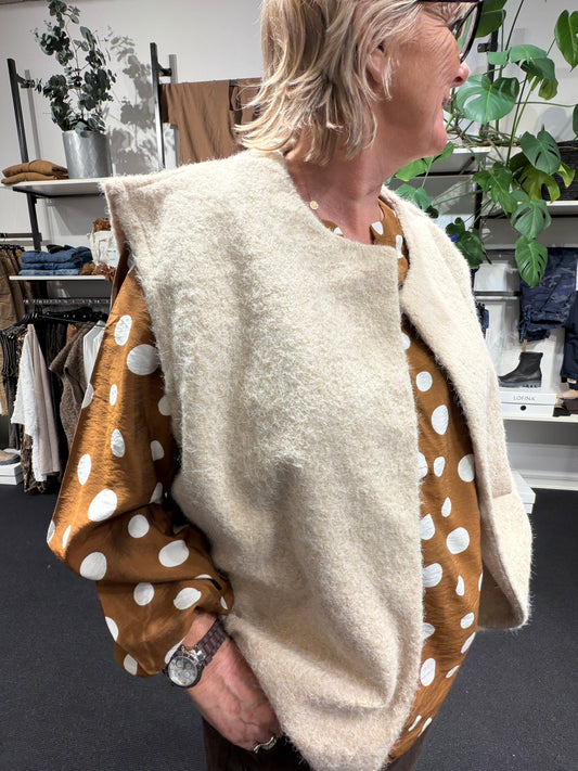 “Kaia vest i minimalistisk design med rene linjer, blød struktur og afslappet pasform.”