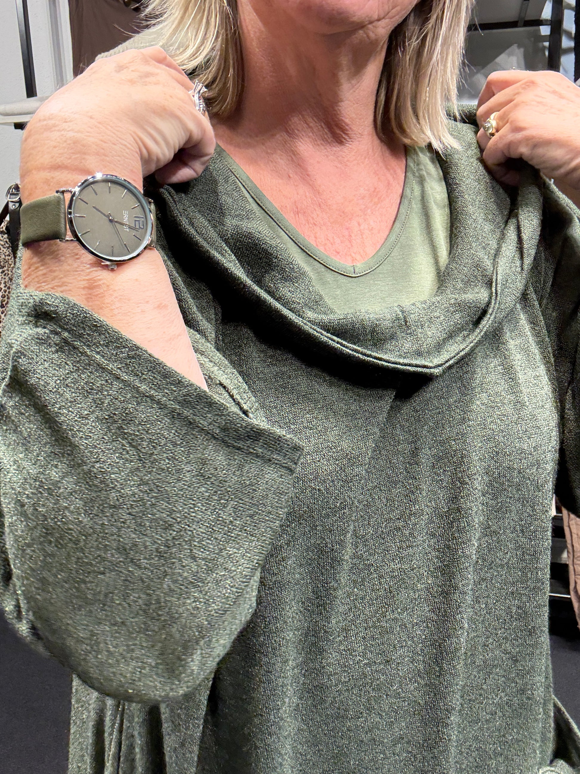 Kamilla plussize  strik i army tynd og blød kvalitet med lommer og en smart hals hvor der er en hætte på.