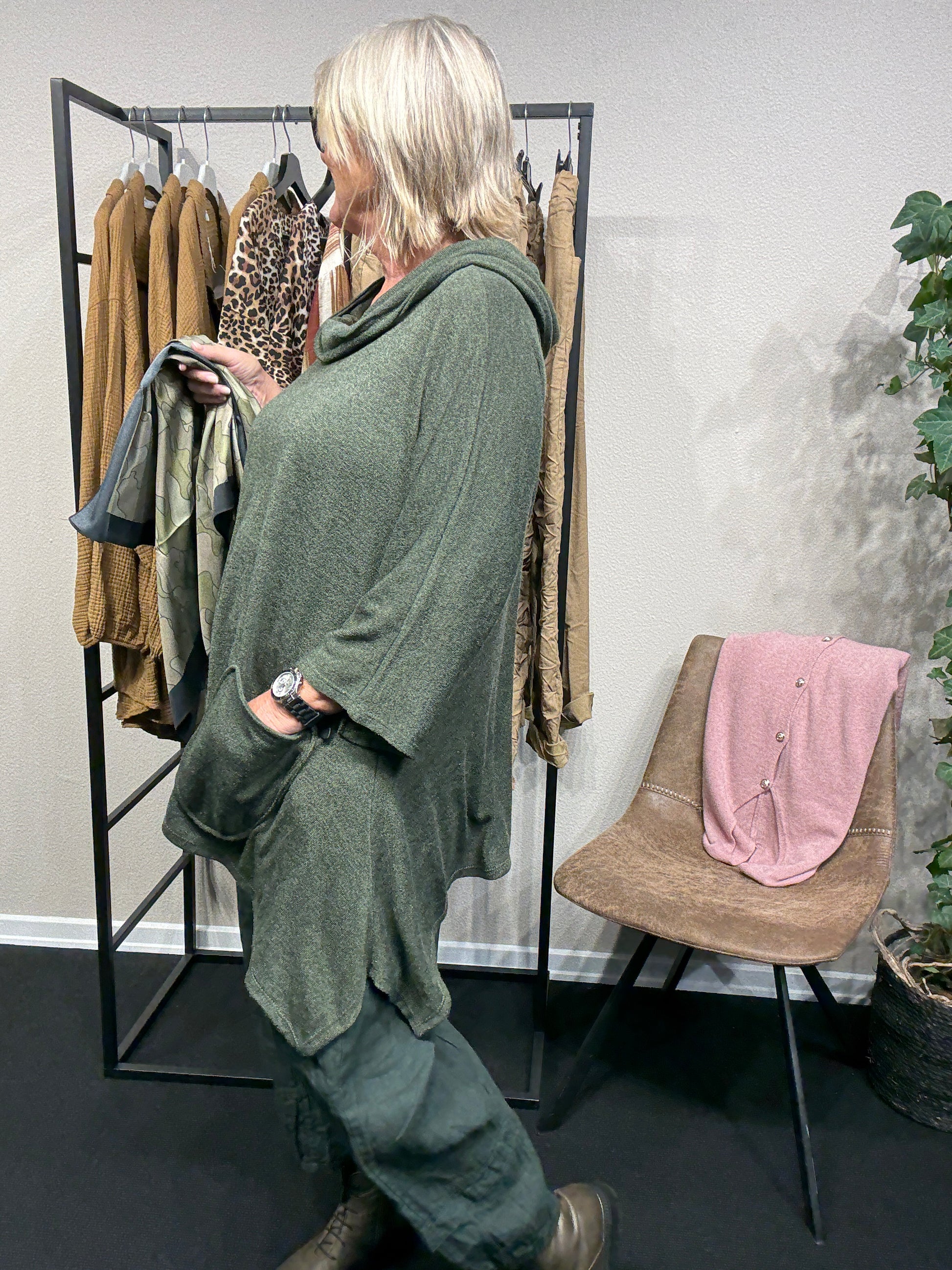 Kamilla plussize  strik i army tynd og blød kvalitet med lommer og en smart hals hvor der er en hætte på.