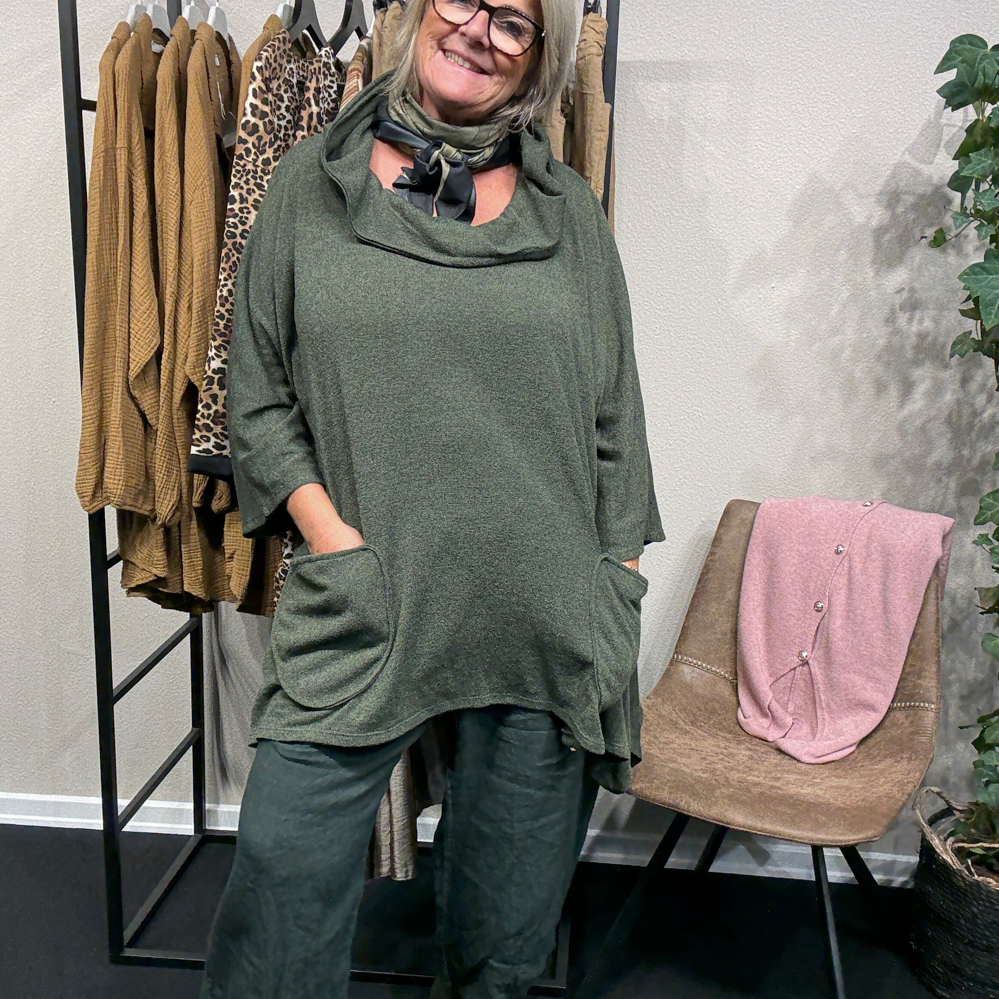 Kamilla plussize  strik i army tynd og blød kvalitet med lommer og en smart hals hvor der er en hætte på.