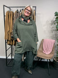 Kamilla plussize  strik i army tynd og blød kvalitet med lommer og en smart hals hvor der er en hætte på.